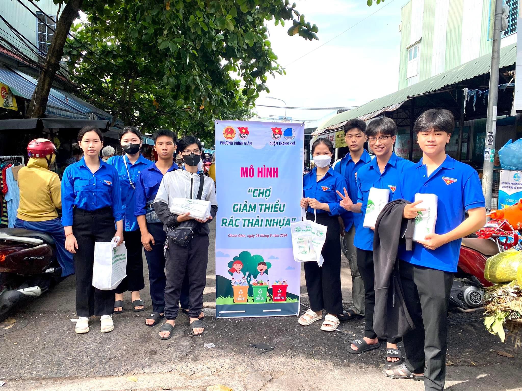 Tuổi trẻ Thanh Khê tặng túi sinh học, giỏ đi chợ... cho người dân và tiểu thương các chợ trên địa bàn. Ảnh: N.Đ