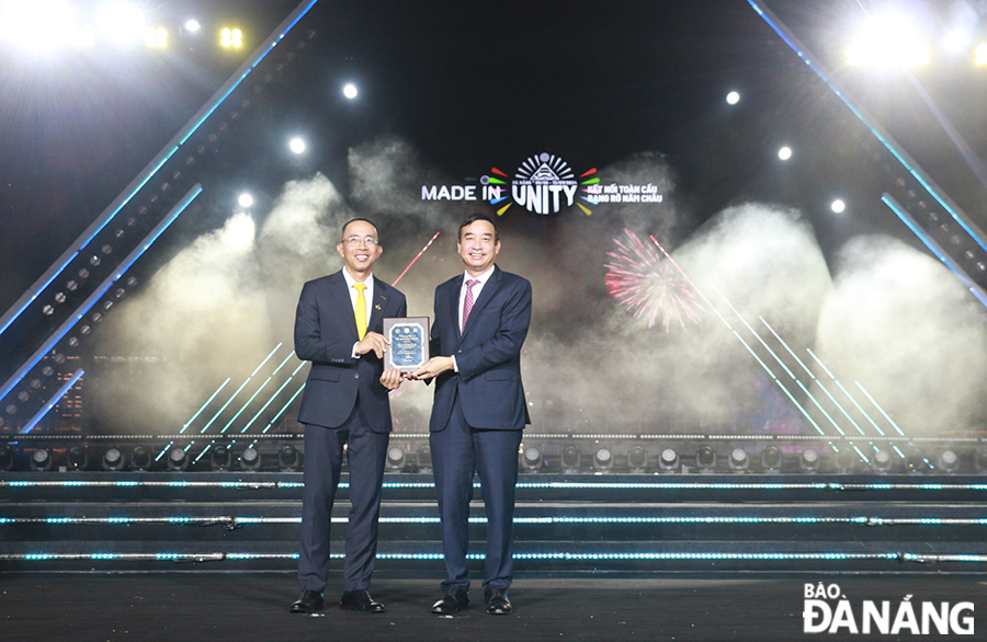 Chairman of the Da Nang People's Committee Le Trung Chinh (right) awarded the sponsorship certificate to the representative of Sun Group