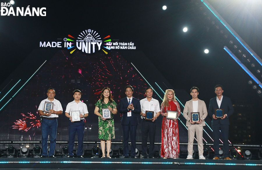 Vice Chairman of the People's Committee cum Head of DIFF 2024’s Organising Committee Tran Chi Cuong (4th, left) presented certificates to sponsors.