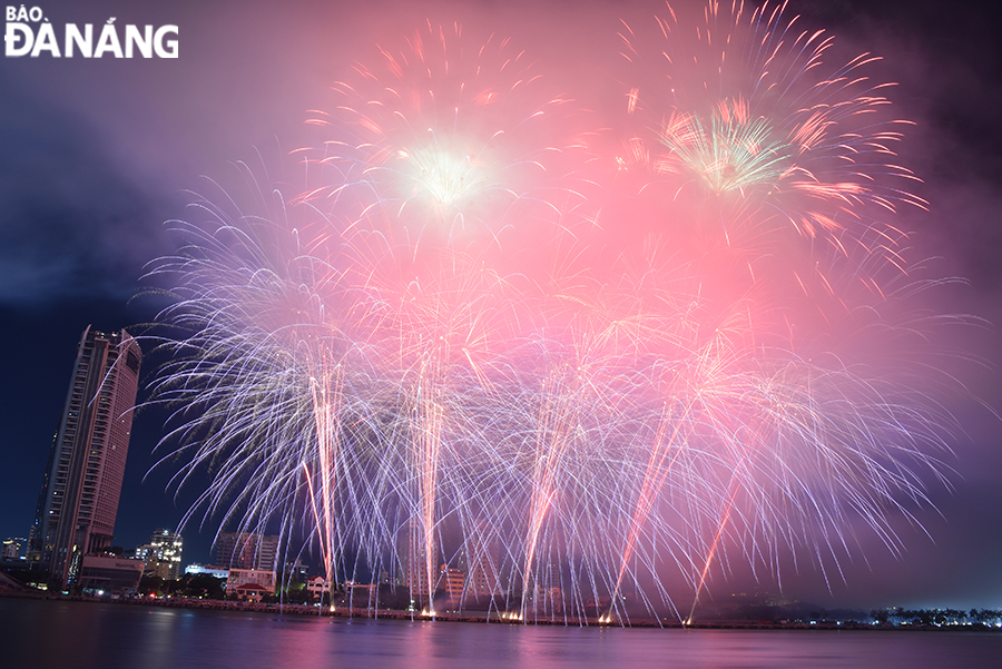 The Chinese fireworks team had a very impressive opening performance of the final competition night