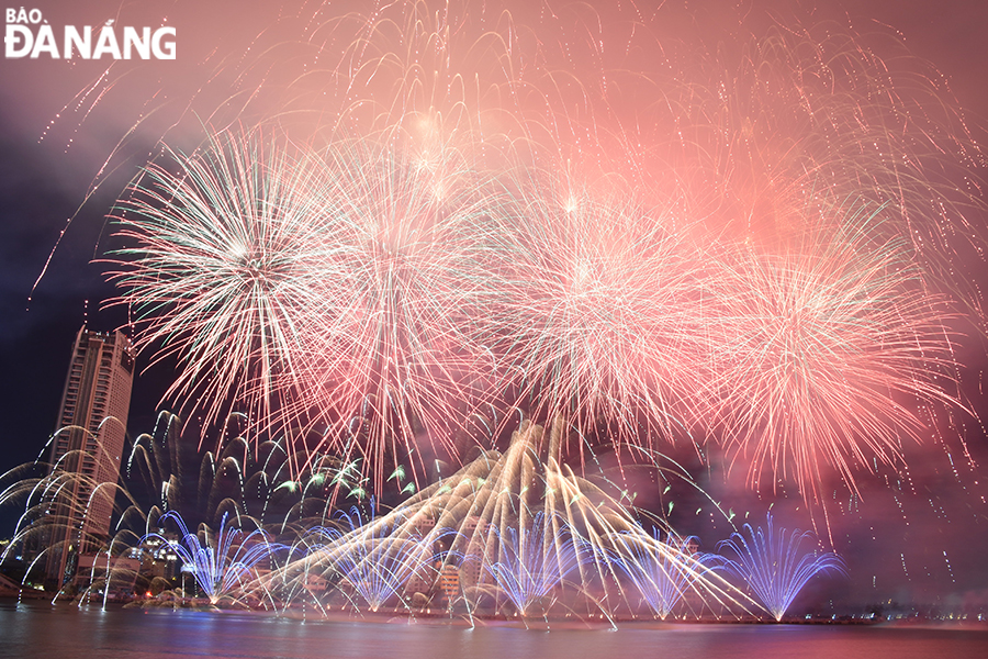 Colourful fireworks and effects painted the Da Nang night sky with beautiful moments