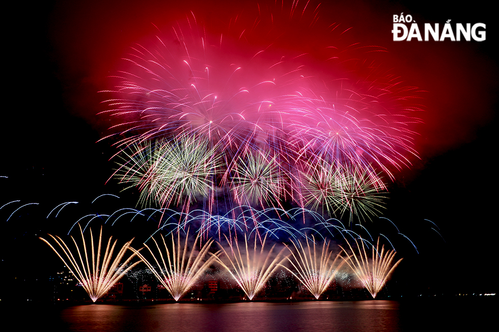 The fireworks display by the Chinese team continuously wowed the audiences