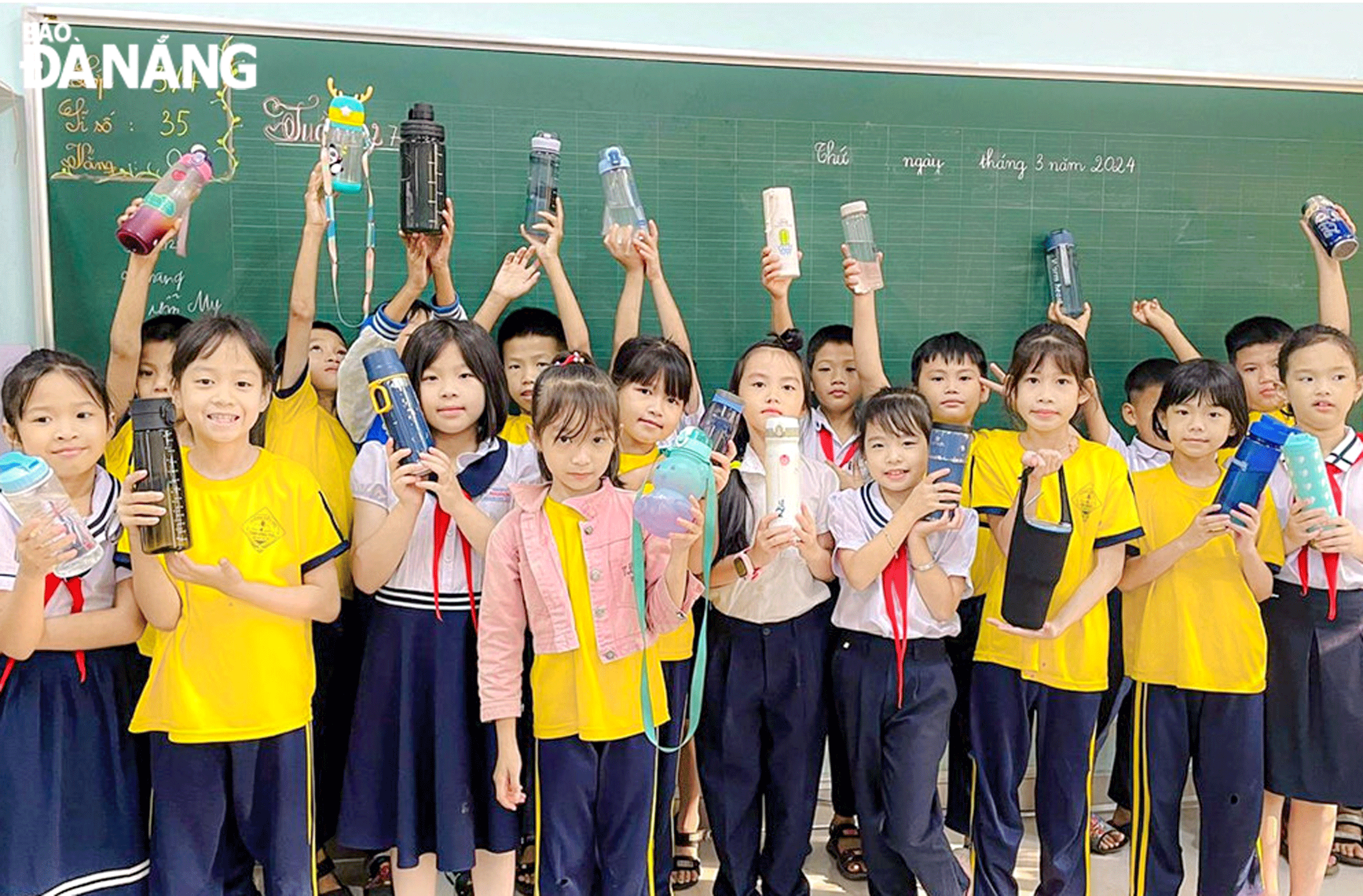 More than 50% of pupils from these pilot schools use reusable personal water bottles. Photo: CHIEN THANG