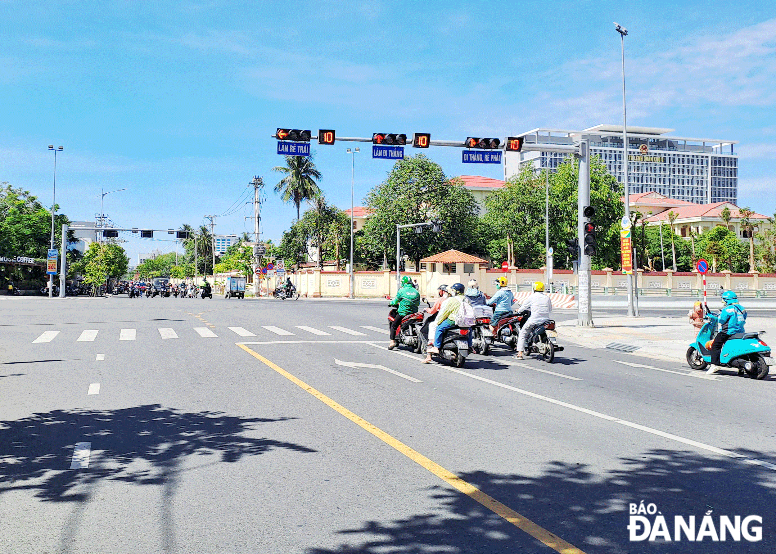 Currently, the traffic signal system in the city has been upgraded to LED signals and modern surveillance cameras, enhancing the management of the transportation network.  Photo: K.H