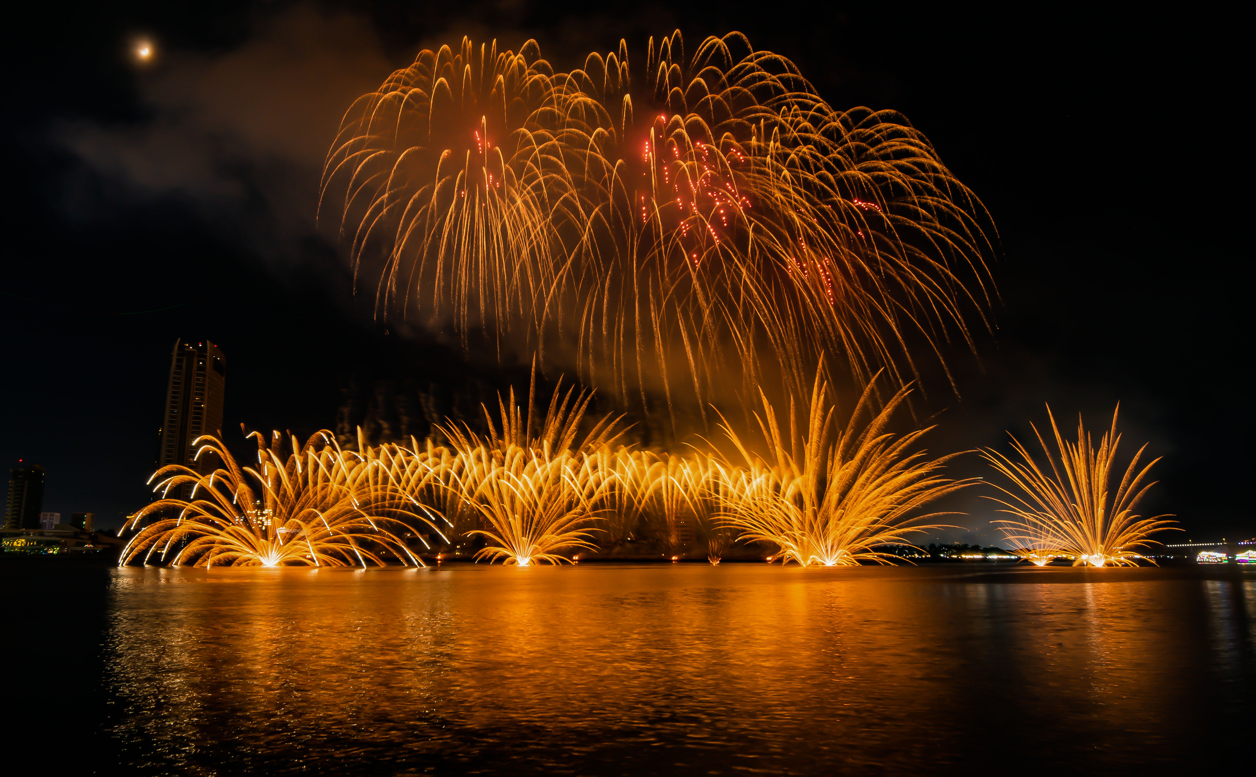 The fireworks shows performed by China and Finland made a strong impression on the audience.