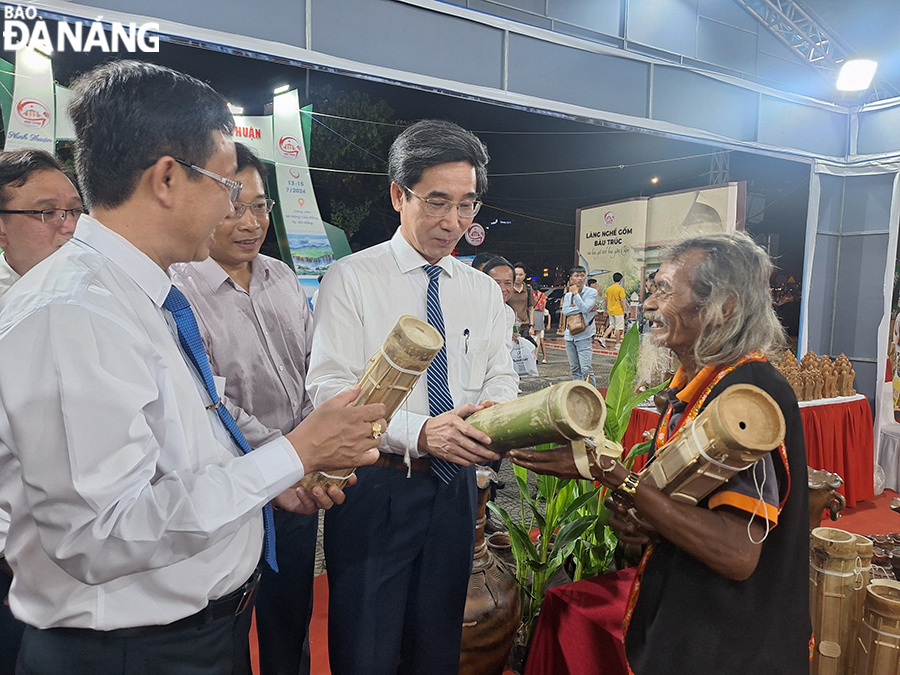 Phó Chủ tịch UBND thành phố Trần Chí Cường (thứ hai, phải sang) tham quan các gian hàng trưng bày của tỉnh Ninh Thuận tại sự kiện. Ảnh: THU HÀ