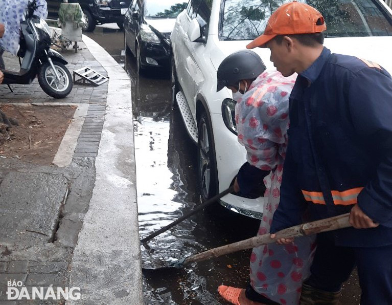 Quận Thanh Khê bố trí lực lượng khơi thông cửa thu thoát nước mưa trên nhiều tuyến đường. Ảnh: H.H