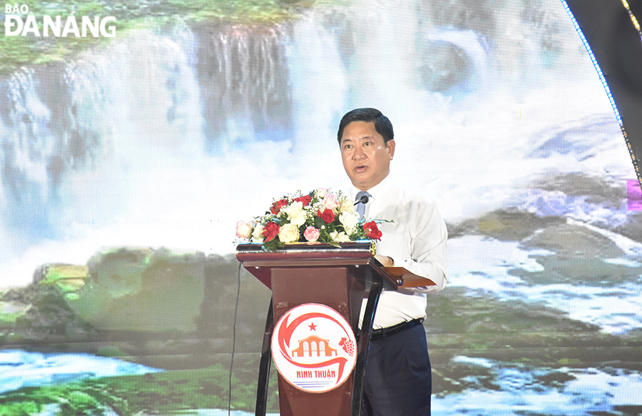 Deputy Secretary of the Ninh Thuan Provincial Party Committee cum Chairman of the People's Committee Tran Quoc Nam speaking at the event