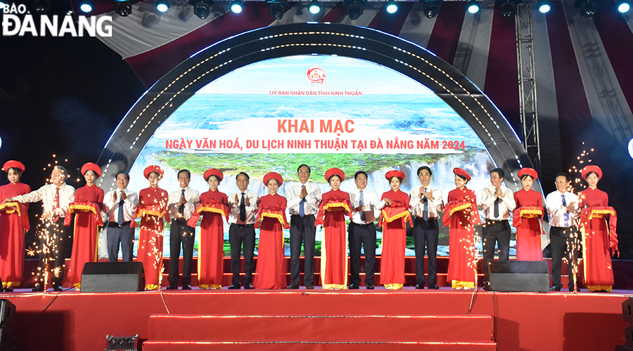 Representatives of Da Nang and Ninh Thuan Province leaders cutting the ribbon to open the Ninh Thuan Culture - Tourism Day in Da Nang. Photo: THU HA