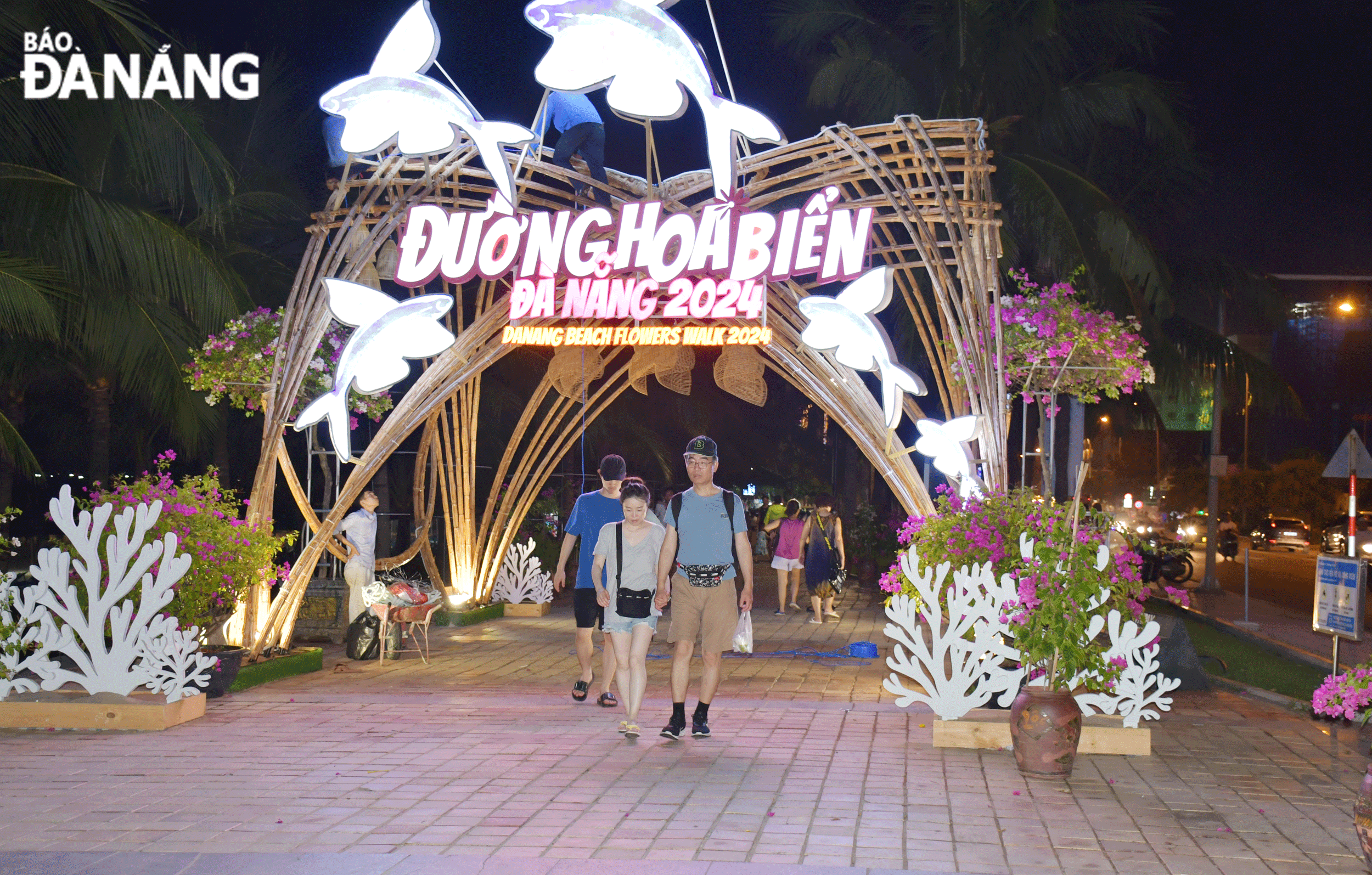 Tourists visit the coastal flower walk. Photo: THANH LAN