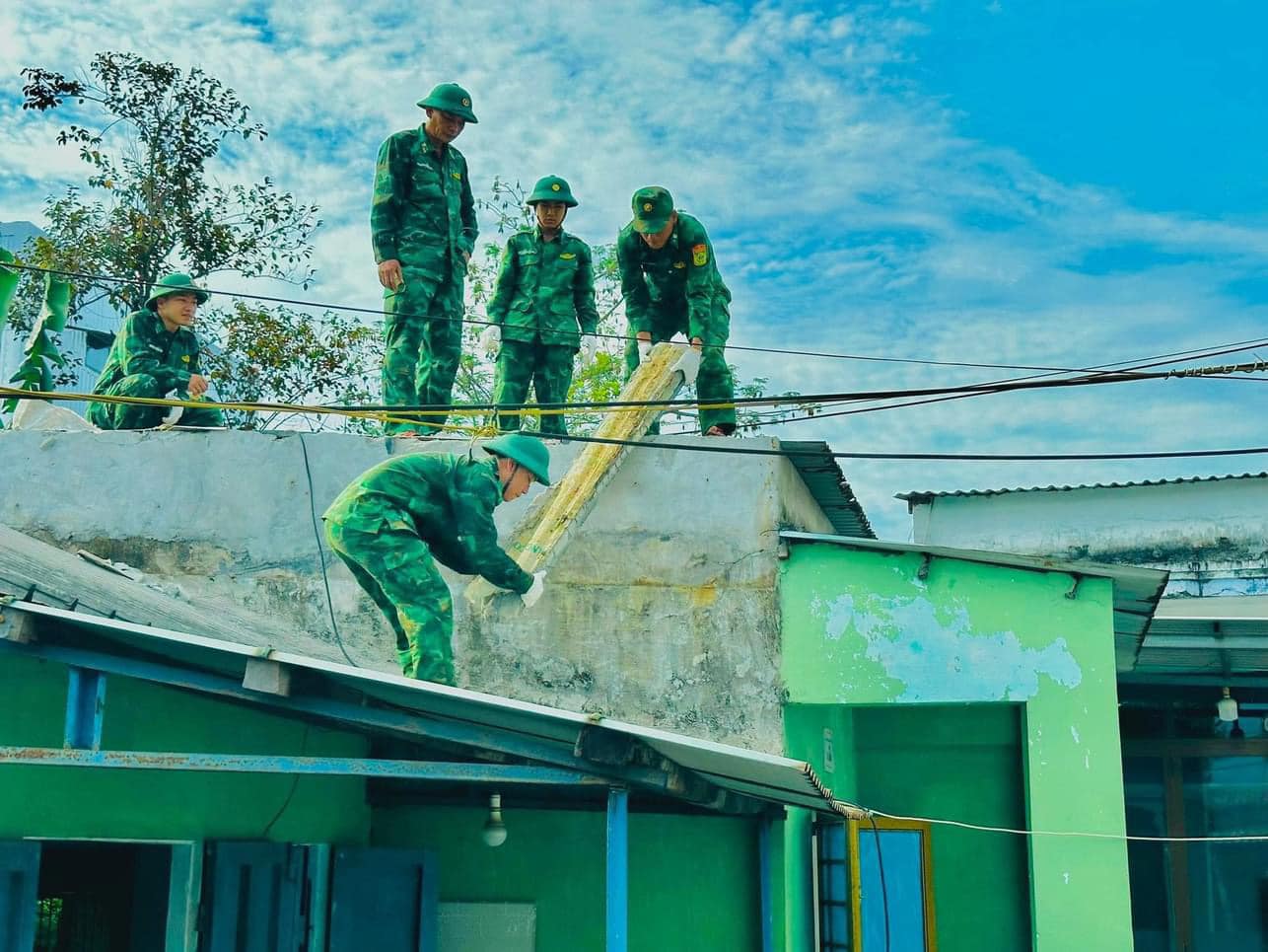 Cán bộ, chiến sĩ Đồn Biên phòng Hải Vân tham gia sửa chữa nhà cho mẹ Lê Thị Tuôi (tổ 14, phường Hòa Hiệp Bắc, quận Liên Chiểu). Ảnh: Đồn Biên phòng Hải Vân