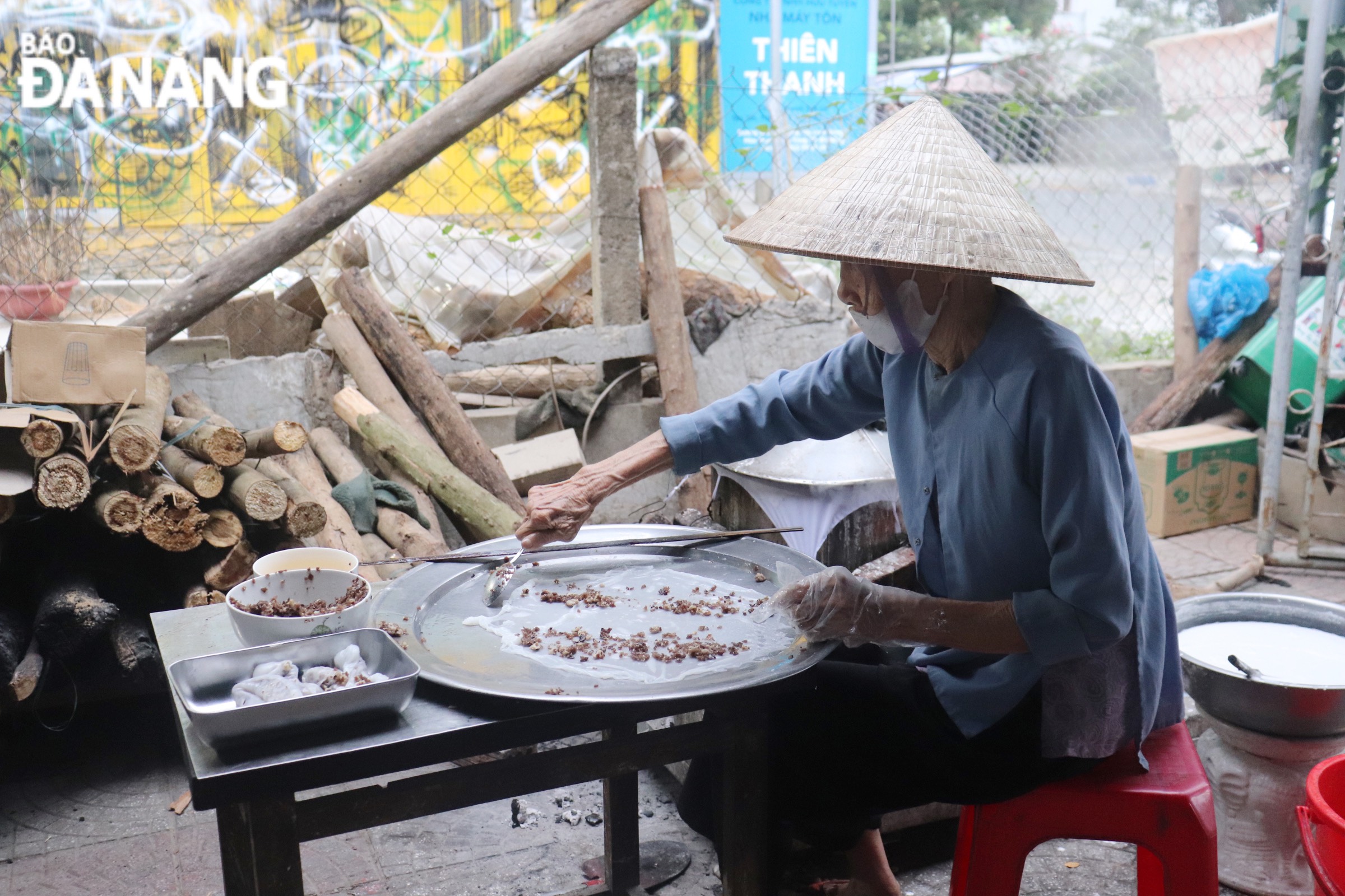 Người làm phải dậy từ tờ mờ sáng để kịp chuẩn bị nguyên liệu.