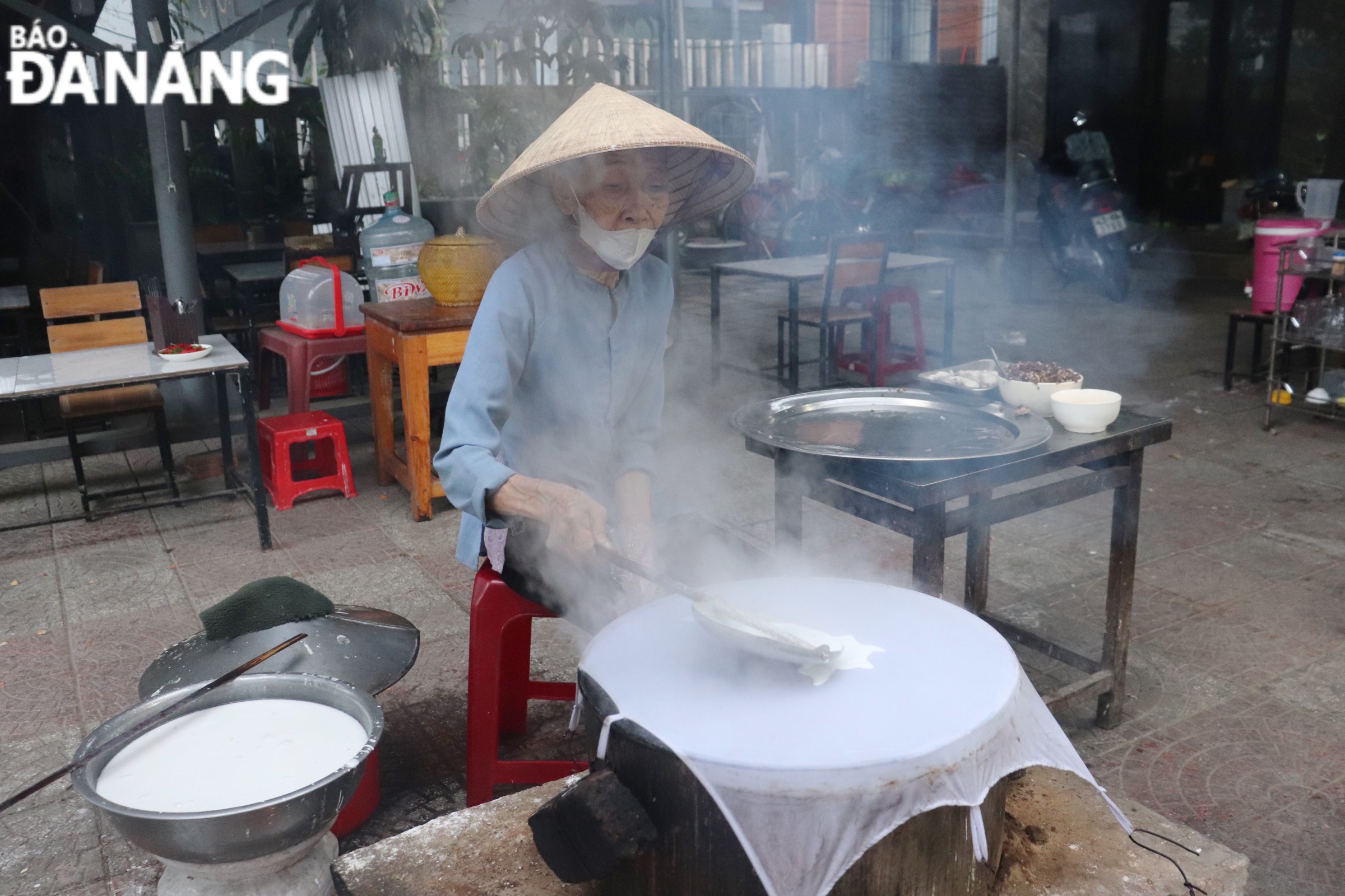 Muốn đổ được những mẻ bánh cuốn dẻo, mịn, người tráng bánh phải dàn đều bột thật nhanh tay trên khuôn vải để tránh bột bị dồn cục và đậy nắp vung lại. 