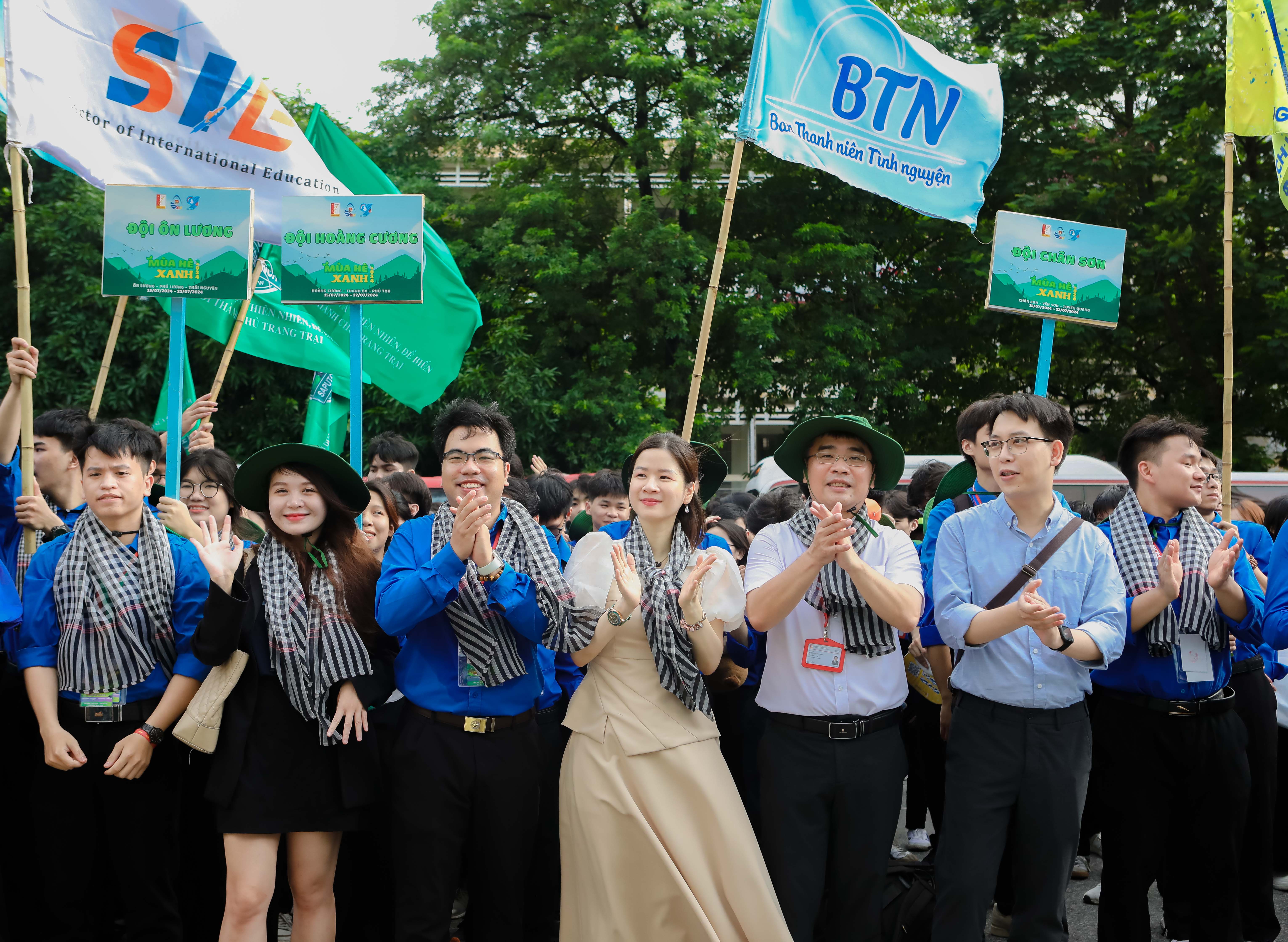 PGS.TS. Huỳnh Đăng Chính, Phó Giám đốc Đại học Bách khoa Hà Nội (thứ 3 từ phải qua) và TS. Lê Thái Hà, Giám đốc Điều hành Quỹ Vì tương lai xanh, tham dự Lễ ra quân của hơn 1.000 “chiến sĩ” tình nguyện Đoàn thanh niên ĐHBKHN cho Chiến dịch Mùa hè Xanh 2024.