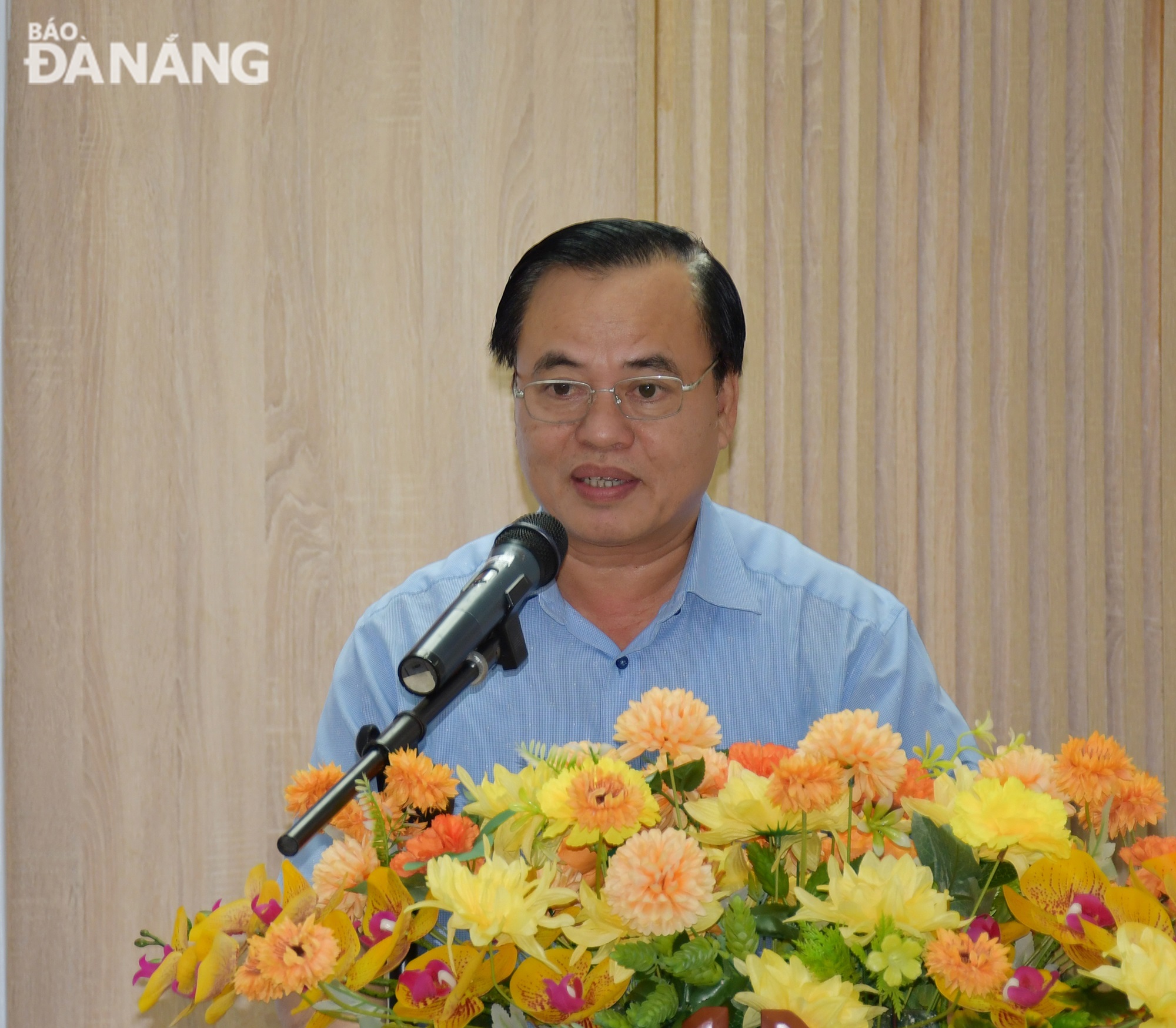 Deputy Director of the Da Nang Department of Transport Nguyen Trung Nghia speaking at the working session. Photo: THANH LAN