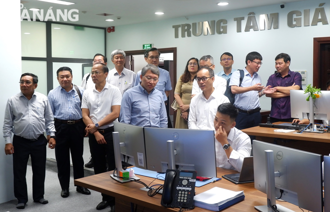 Secretary of Khanh Hoa Provincial Party Committee Nguyen Hai Ninh (4th, left) visiting the Da Nang Intelligent Operation Centre (IOC). Photo: M.Q