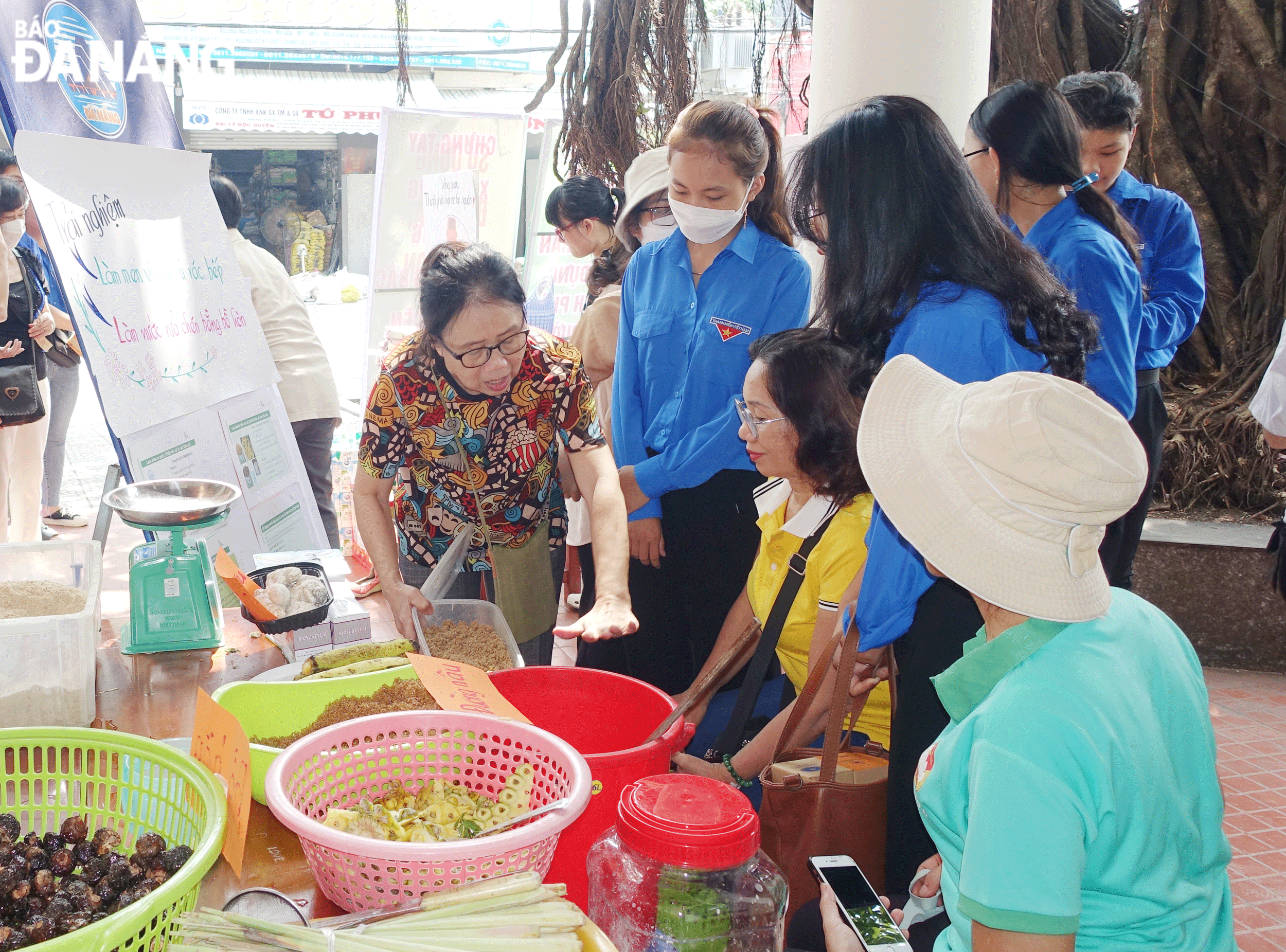 Nguyen Thi Thuy Nga (left) guided the composting of organic waste and food waste into fertiliser, washing-up liquid, and environmentally friendly floor cleaner. Photo: Hoang Hiep