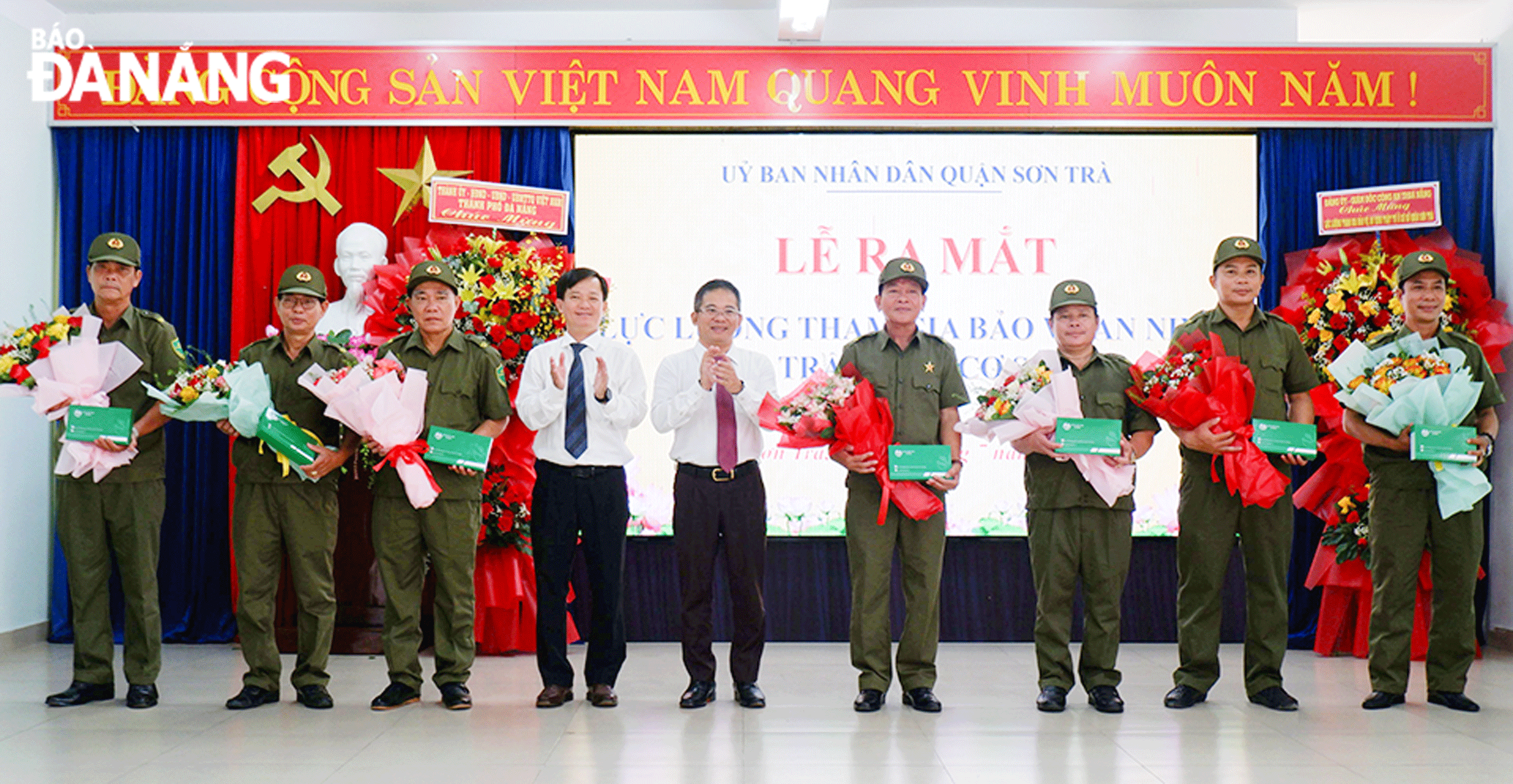 Lãnh đạo quận Sơn Trà tặng hoa cho lực lượng bảo vệ an ninh trật tự tại cơ sở trong ngày ra mắt. Ảnh: DIỆP NHƯ