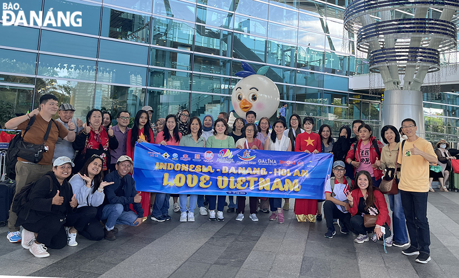 Indonesian members of the famtrip delegation are welcomed at Da Nang International Airport. Photo: N.H