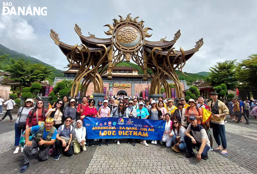 Indonesian travel companies visit some destinations in Da Nang. In the photo: The delegation at the Sun World Ba Na Hills tourist area. Photo: N.H