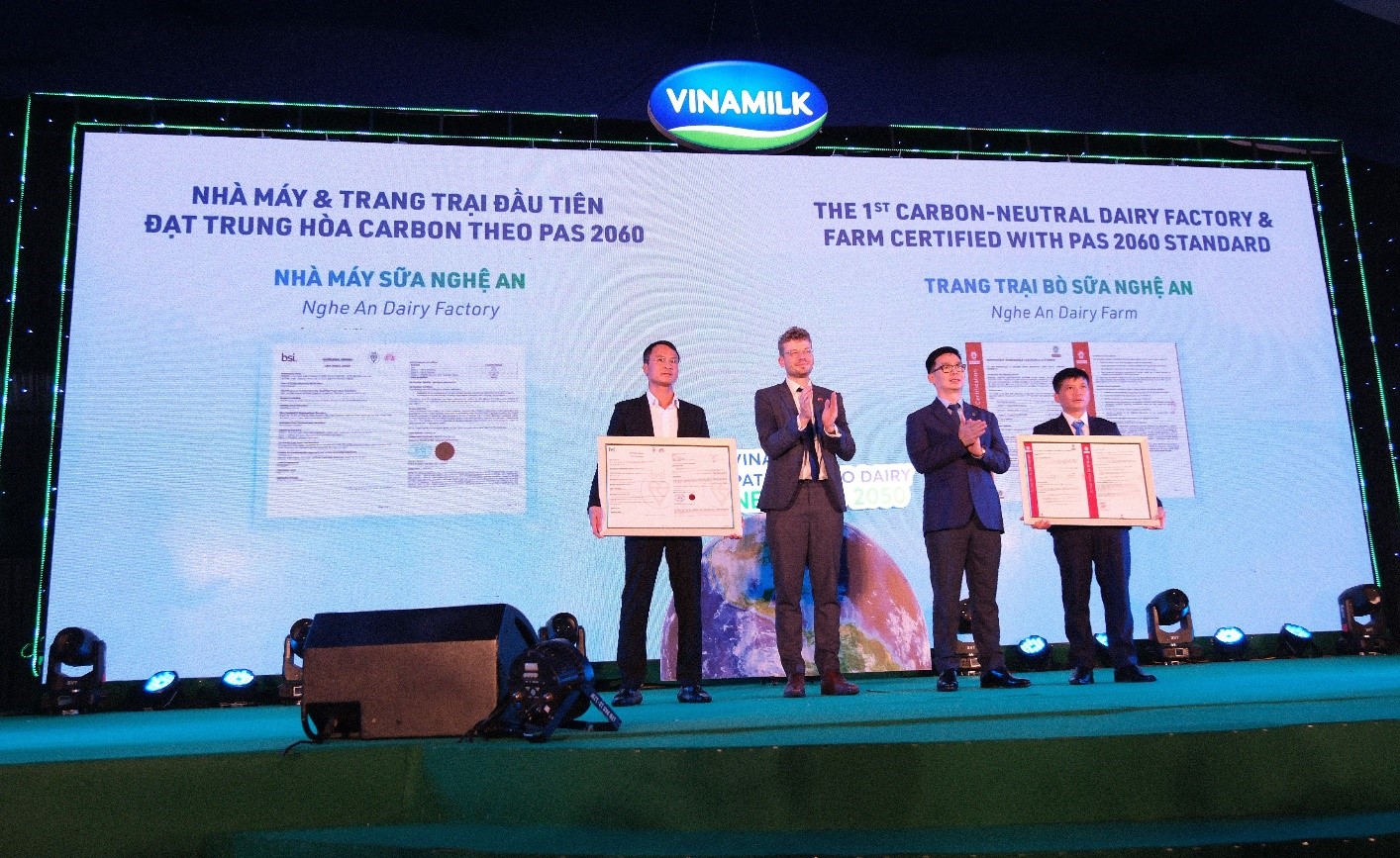 Đến nay, Vinamilk là công ty sữa đầu tiên và duy nhất tại Việt Nam có các nhà máy và trang trại đạt trung hòa Carbon. Ảnh: PV