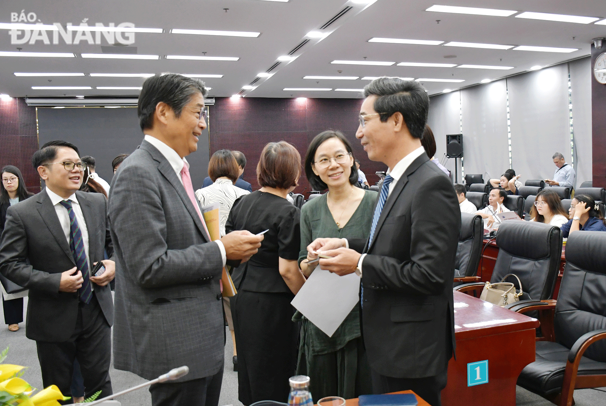 Vice Chairman of the Da Nang People's Committee Tran Chi Cuong (right) discussing with Japanese Ambassador to Viet Nam Ito Naoki at the “Da Nang - Japan Meeting” conference. Photo: THANH LAN