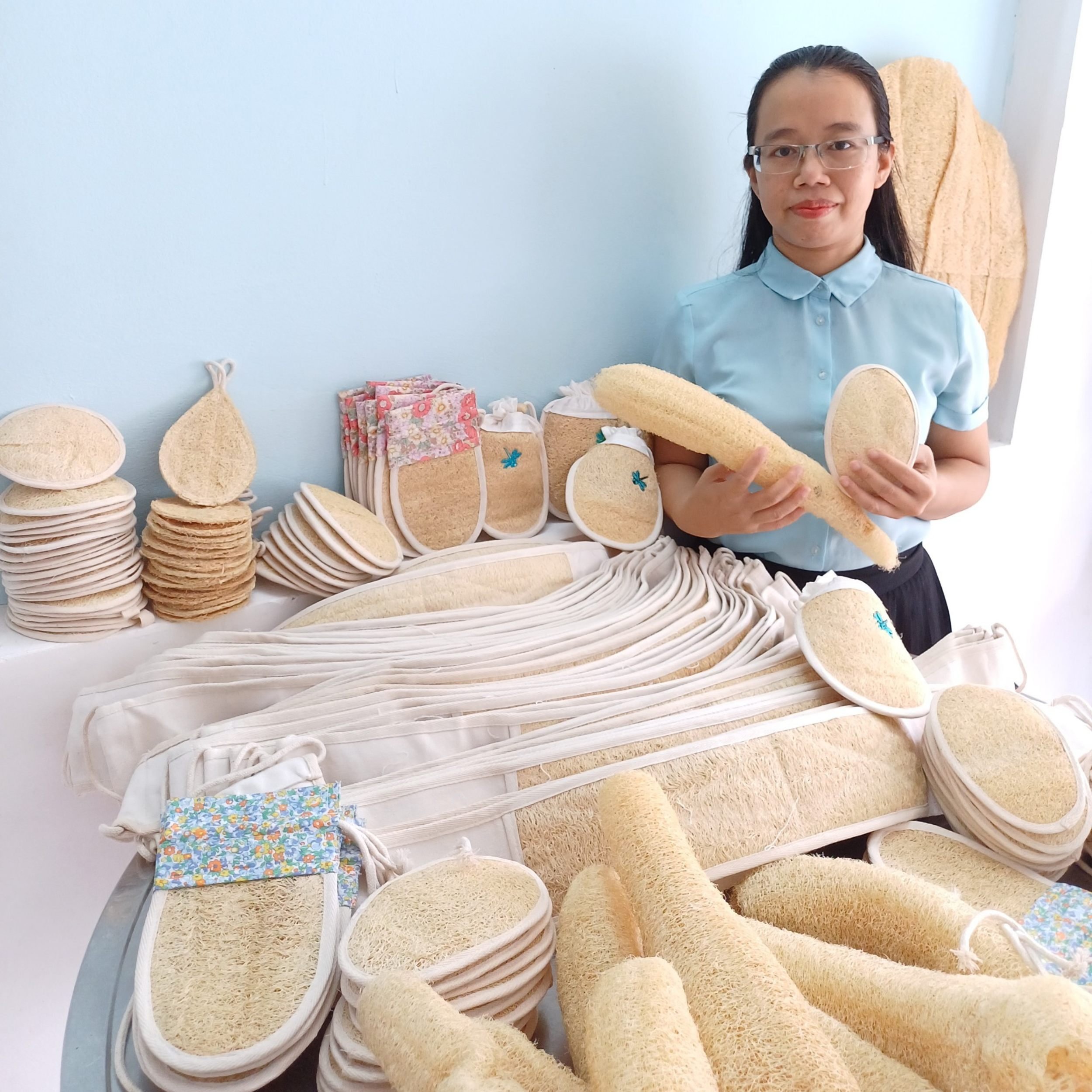  Ms. Vo Thi Ngoc Thu starts her business with products made from loofah fibers. Photo: M.Q