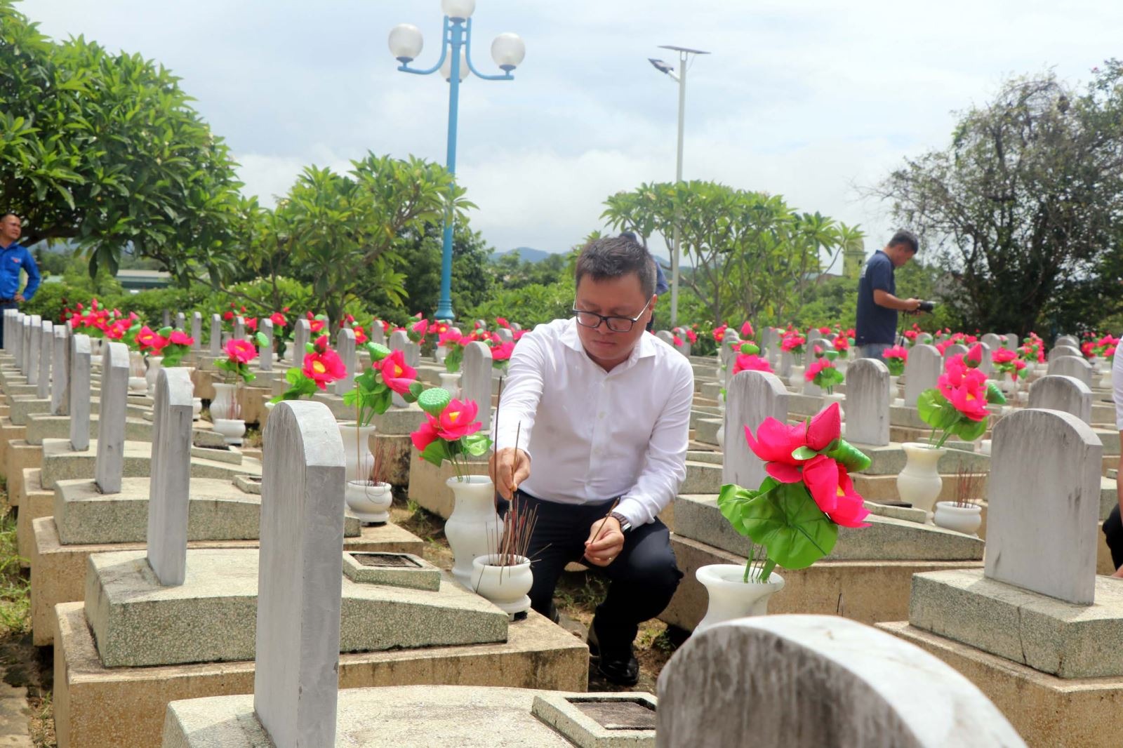 Ông Lê Quốc Minh dâng hương tưởng niệm các anh hùng liệt sỹ tại Nghĩa trang liệt sỹ Việt - Lào.