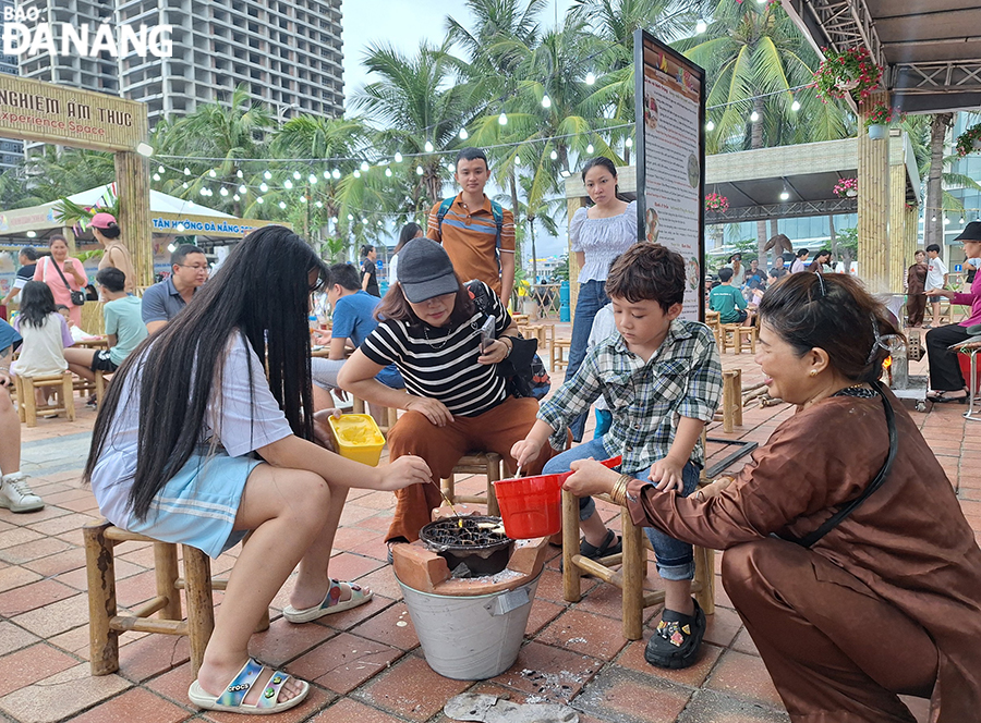 Nhiều hoạt động trải nghiệm dành cho người dân và du khách tham gia. Trong ảnh: Du khách tham gia trải nghiệm làm bánh truyền thống. 