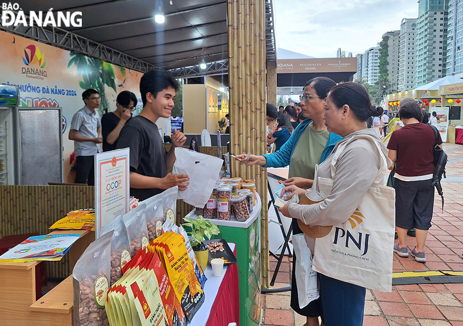 Các gian hàng trưng bày tại lễ hội thu hút khách.