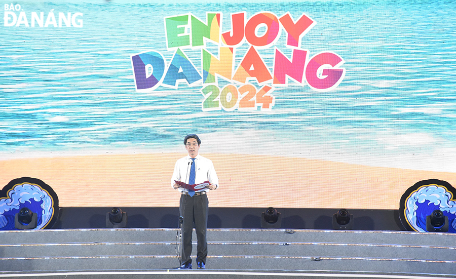 Vice Chairman of the Da Nang People's Committee Tran Chi Cuong speaking at the opening ceremony of the 'Enjoy Da Nang' Festival 2024 