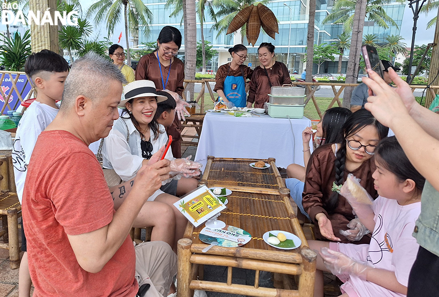 A stall to experience making ‘banh it’ (glutinous rice cakes filled with meat or green bean paste) and ‘banh ram it’ (a type of dumpling with a crispy attachment) drawing much attention from domestic and foreign tourists