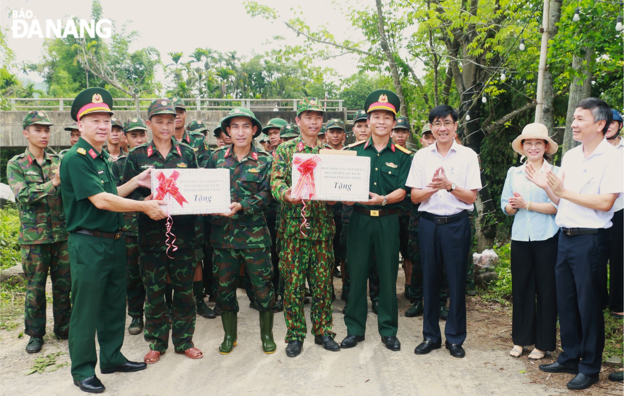 Trưởng ban Dân vận Thành ủy Trần Thắng Lợi (thứ 3, từ phải sang) thăm, tặng quà cho cán bộ, chiến sĩ Trung đoàn Bộ binh 971 và Tiểu đoàn Tăng - Thiết giáp 699 đang thực hiện công tác dân vận tại xã Hòa Sơn (huyện Hòa Vang). Ảnh: T.P