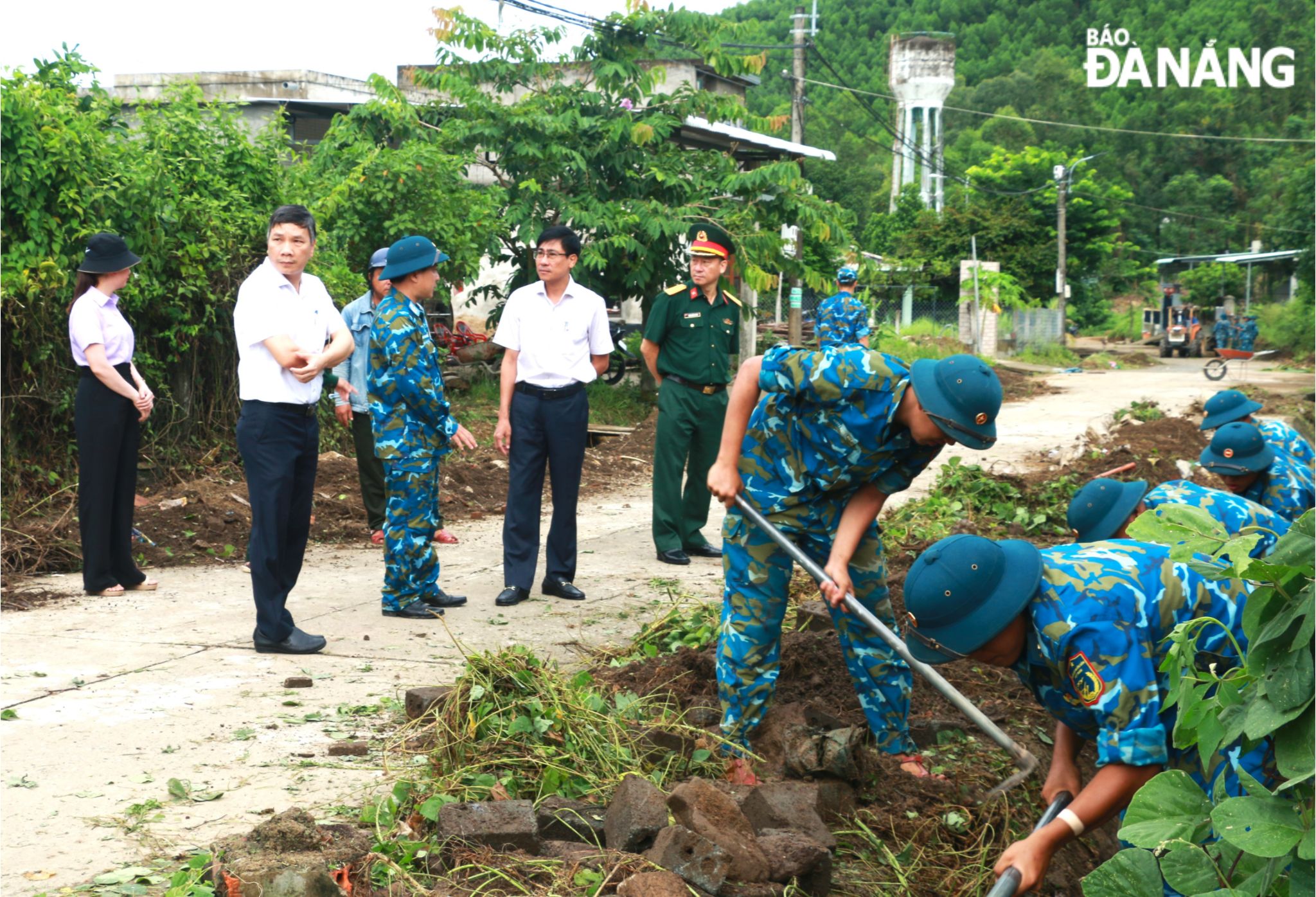 Trưởng ban Dân vận Thành ủy Trần Thắng Lợi (thứ 2, từ phải sang) thăm hỏi, động viên cán bộ, chiến sĩ  Sư đoàn 375 Quân chủng phòng không - Không quân. Ảnh: T.P