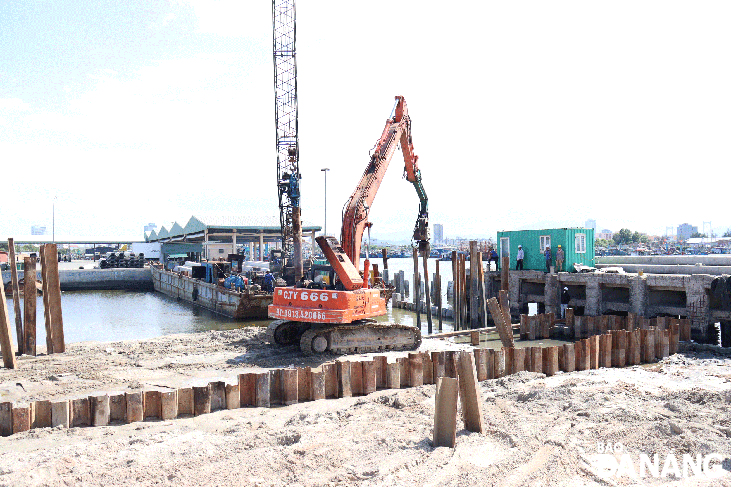 Contractors are urgently constructing two wharves under the Tho Quang Fishing Port Upgrade and Expansion project (phase 2). Photo: HOANG HIEP