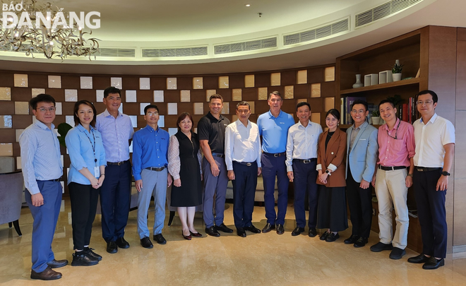 Standing Vice Chairman of the Da Nang People's Committee Ho Ky Minh (centre) and representatives of the city and Qorvo Company