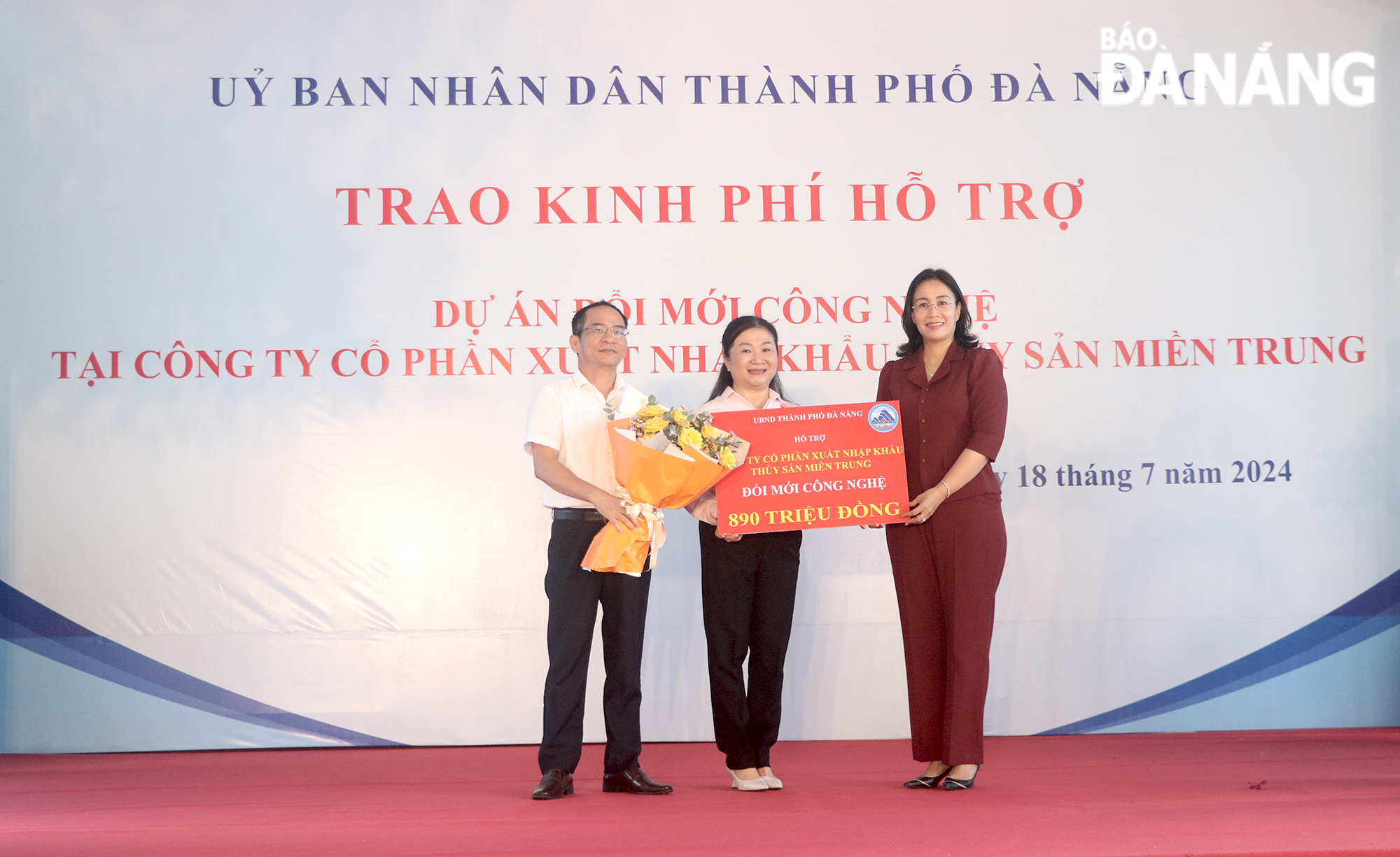 Vice Chairwoman of the Da Nang People's Committee Nguyen Thi Anh Thi (right) giving the symbolic board of financial support to a representative of the Central Seafood Import-Export JSC. Photo: VAN HOANG