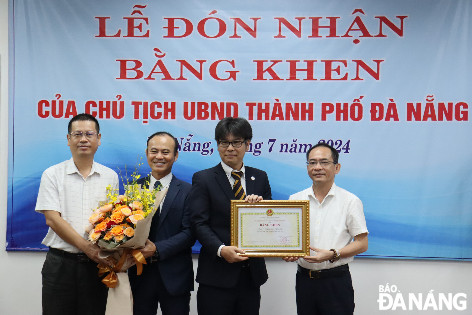 Leaders of the Da Nang Department of Science and Technology awarding the Certificate of Merit from the Chairman of the People's Committee to DAIWA Vietnam Co., Ltd. Photo: TRAN TRUC