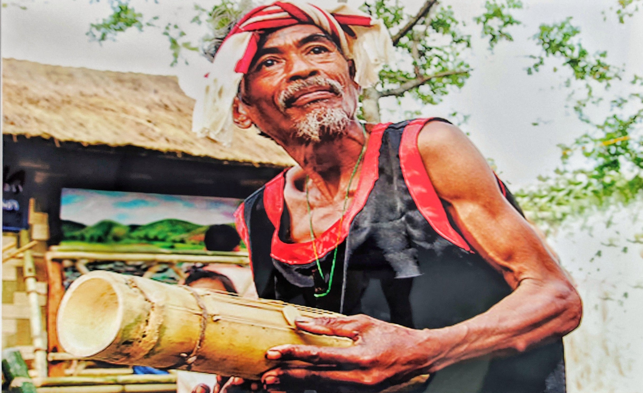 Nghệ nhân ưu tú Chamaléa Âu cùng chiếc đàn Chapi mà ông yêu quý.  Ảnh: Trung tâm Văn hóa tỉnh Ninh Thuận cung cấp