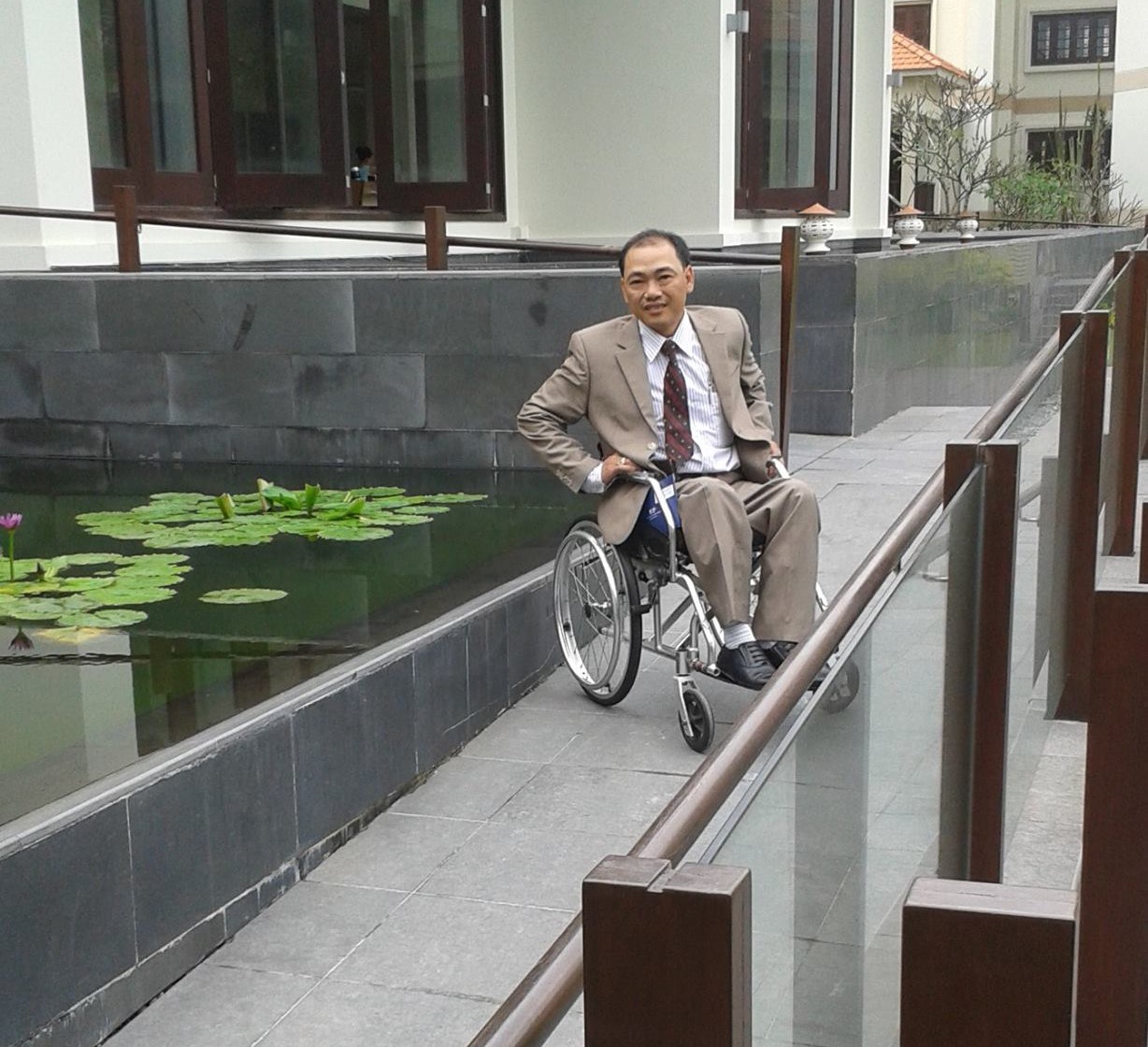 Chairman of the Da Nang Disabled People's Association Truong Cong Nghiem experiences wheelchair access at Pullman Danang hotel. Photo courtesy of Truong Cong Nghiem