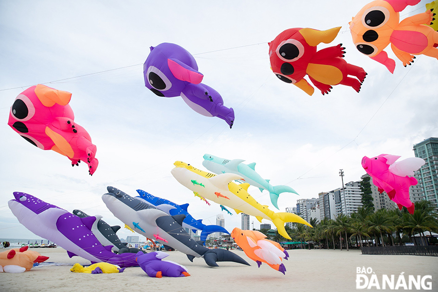 Colorful kites in shapes of sea creatures fly in the sky of Da Nang. Photo: T.H