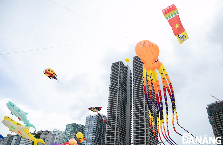 Colourful kites attract the attention of residents and tourists. Photo: T.H