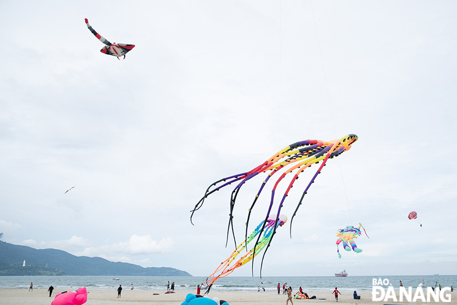 Artistic kite performances become a familiar activity at Da Nang beaches every summer. Photo: T.H