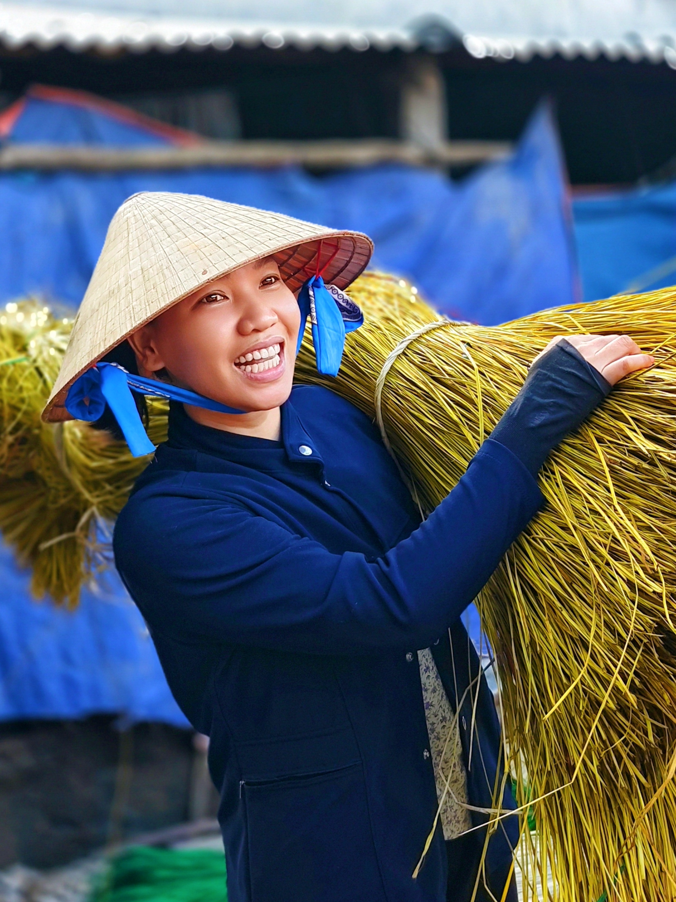 Ở giai đoạn vận chuyển từ cánh đồng cói, người dân thường kết các bó cói thành bè để kéo về trên lạch nước hoặc gánh trên vai hay xe thồ về.	