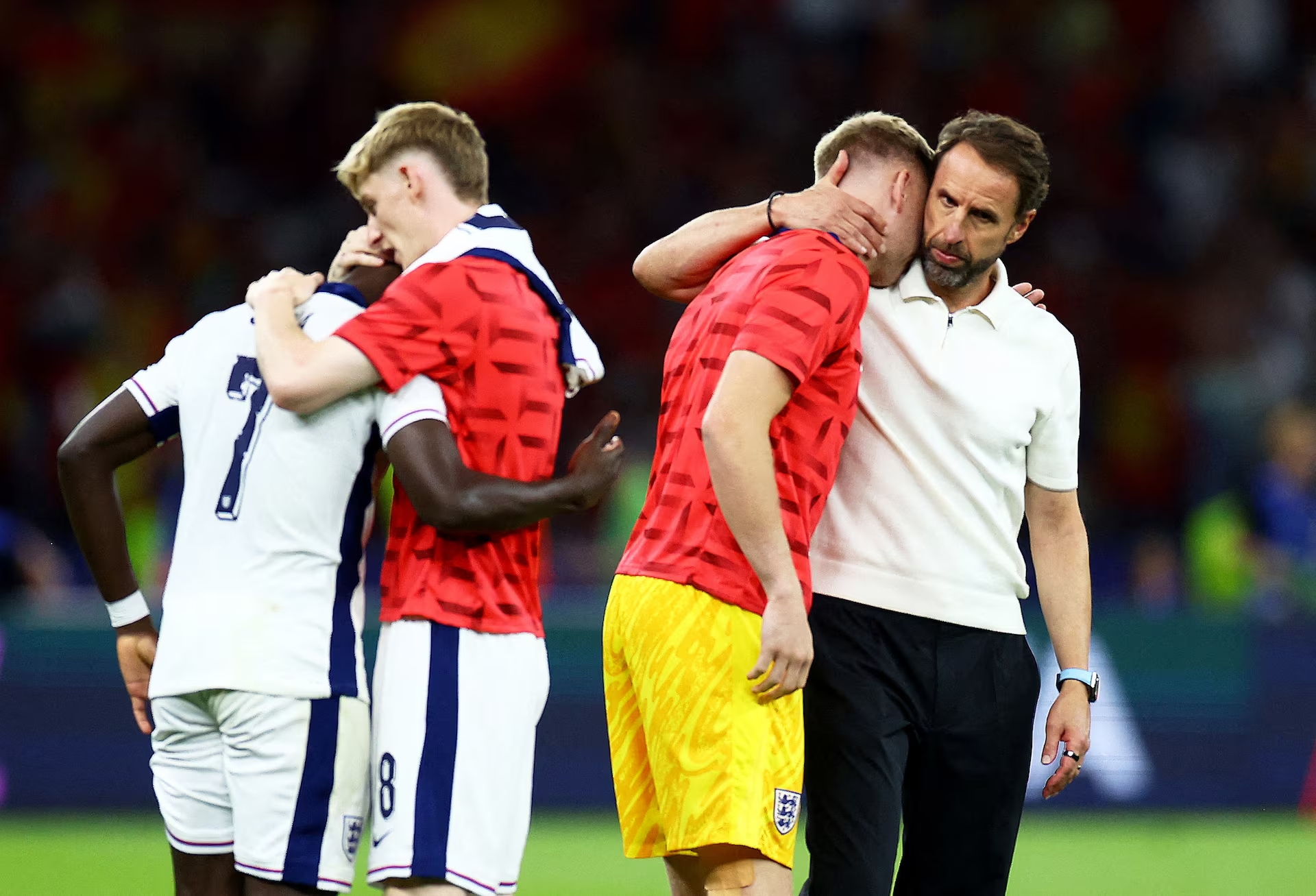 HLV Gareth Southgate (bìa phải) động viên các học trò sau trận Chung kết EURO 2024. Ảnh: Reuters/Lisi Niesner	