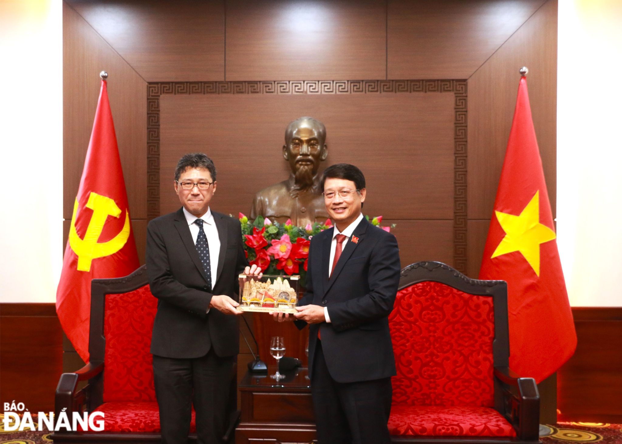 Chairman of the Da Nang People's Council Ngo Xuan Thang (right) presenting a souvenir to Japanese Consul General in Da Nang Mori Takero. Photo: T.P