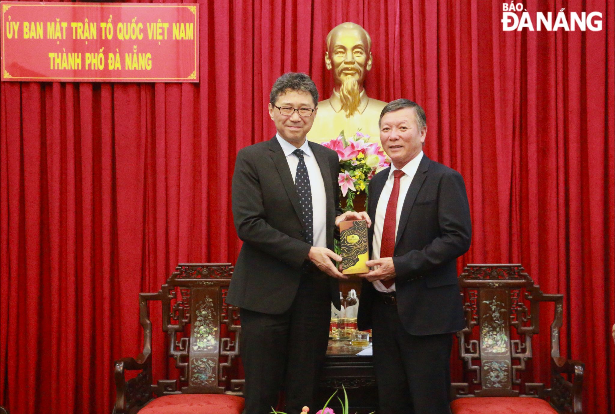 Chairman of the Viet Nam Fatherland Front Committee of Da Nang Le Van Trung (right) and Japanese Consul General in Da Nang Mori Takero. Photo: T.P