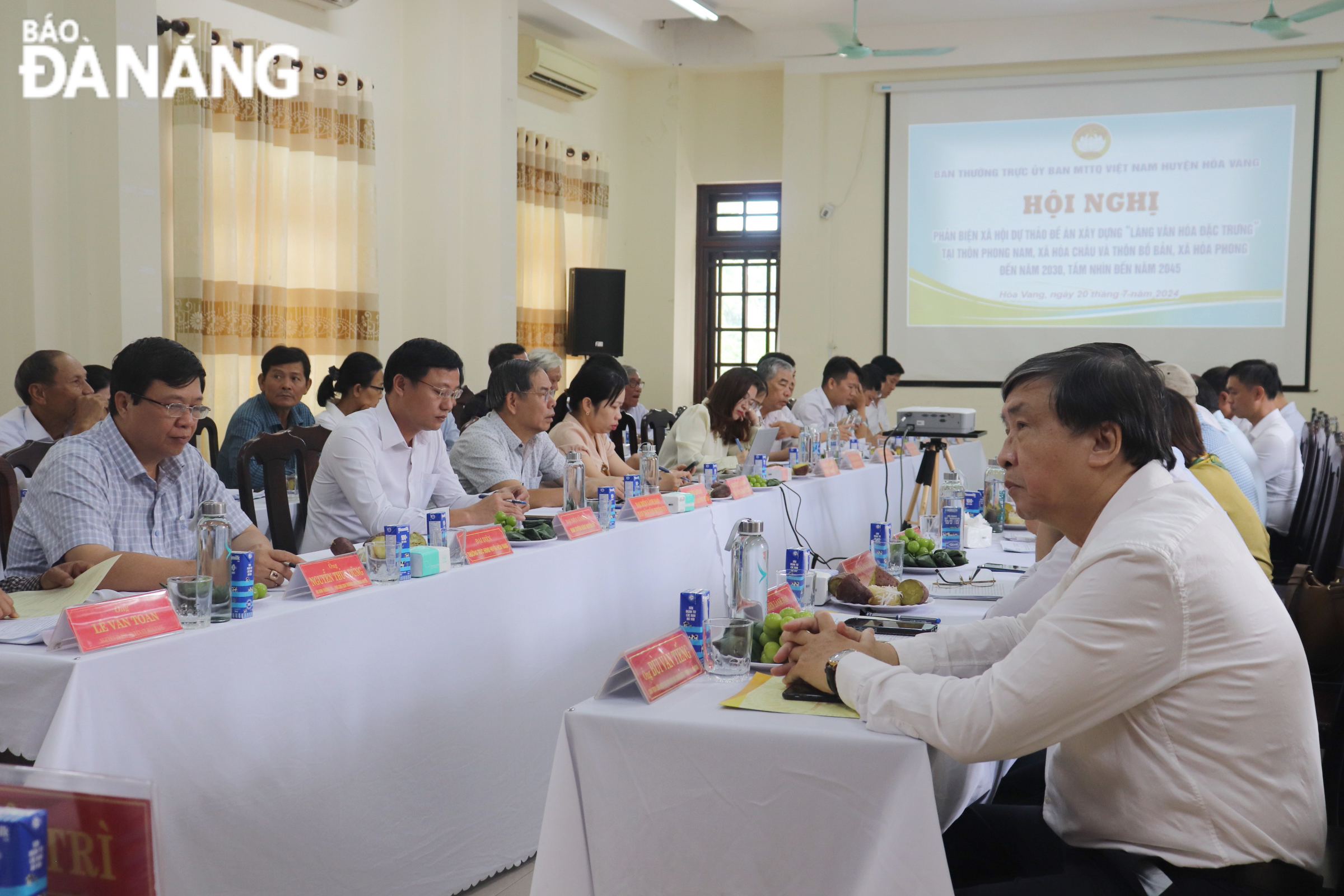 Hơn 50 đại biểu tham gia hội nghị phản biện xã hội dự thảo đề án xây dựng “Làng văn hoá đặc trưng” tại thôn Phong Nam (xã Hoà Châu) và thôn Bồ Bản (xã Hoà Phong) đến năm 2030, tầm nhìn đến năm 2045. ẢNH: KHÁNH NGÂN