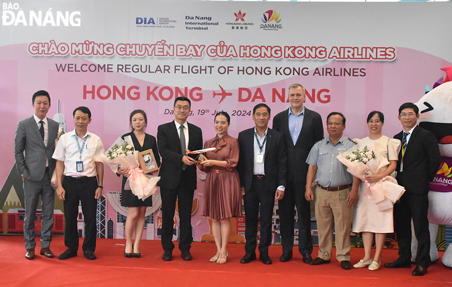 The opening of the Hong Kong (China) - Da Nang air route contributes to convenient travel for tourists. In the photo: Deputy Director of the Da Nang Department of Tourism Nguyen Thi Hoai An (5th, left) giving souvenirs to a representative of Hong Kong Airlines. Photo: THU HA.