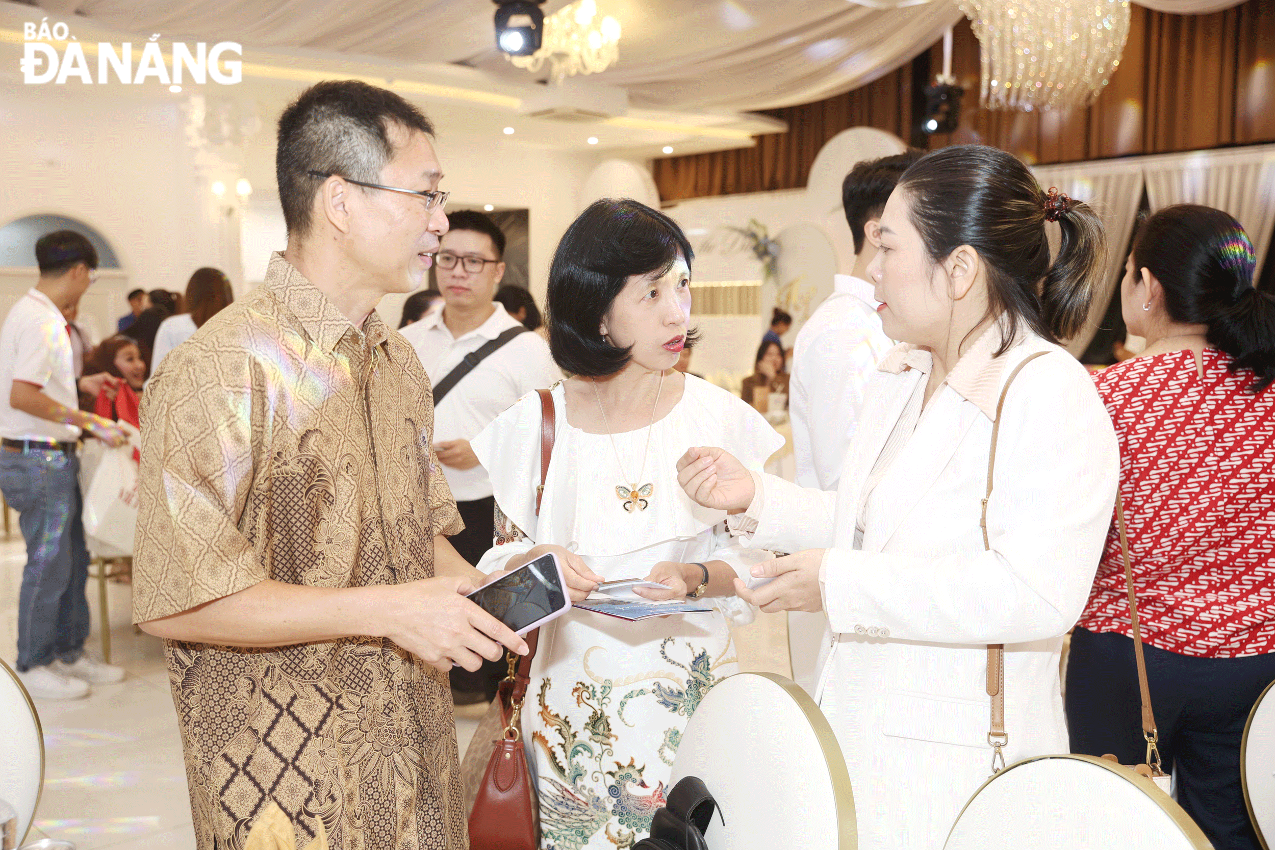 Advertising and promotion are opportunities for domestic and international tourism businesses to seek future cooperation. Businesses in Da Nang and Indonesia and exchange their experience on the sideline of the Indonesian famtrip event in Da Nang. Photo: THU HA